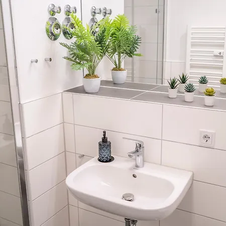 Noble - 1 Min To Hbf Apartment *